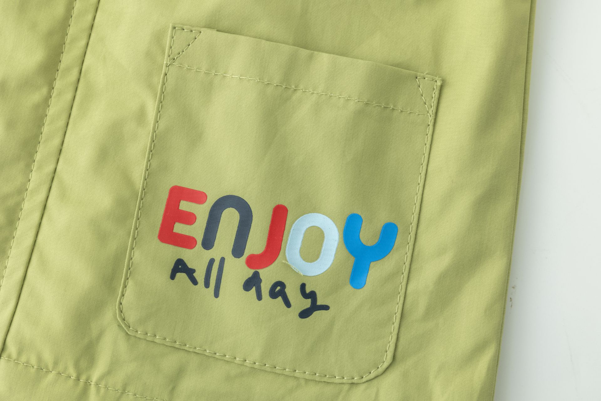 Cortaviento con capucha